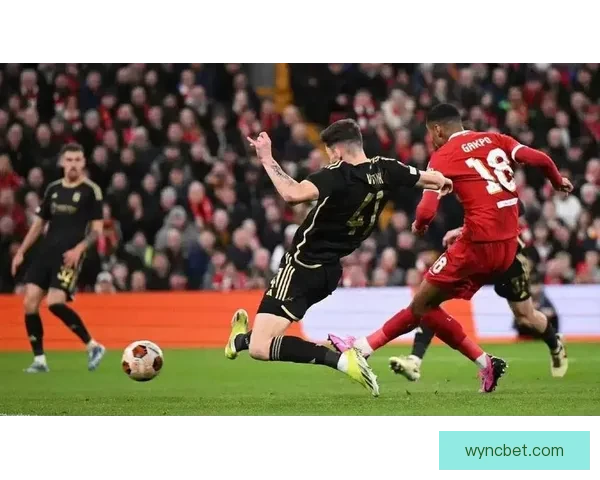 以加克波拉起倒地科尔克茨展现利物浦赛后握手的体育精神